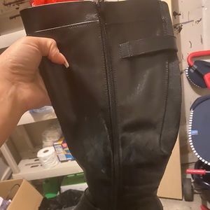 Woman’s black boots 9 wide